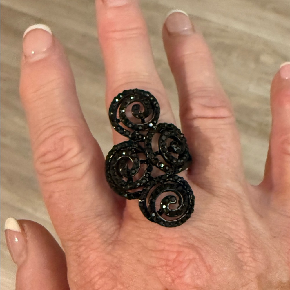 Elegant Black Spiral Ring - Fits Any Finger